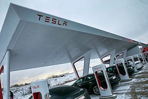 Tesla Motors откри най-голямата си зарядна станция в Европа